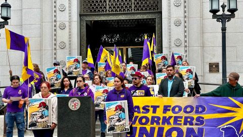 Trabajadores de la comida rápida se manifiesta por acceso a conocer sus derechos.