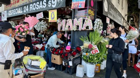 El Mercado de las Flores de Los Ángeles llenó hasta el tope el Día de las Madres.