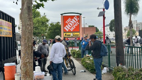 Jornaleros afuera del Home Depot de Los Ángeles.