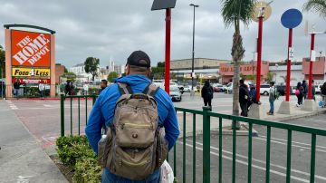 Jornaleros en busca de trabajo afuera de un Home Depot en Los Ángeles.