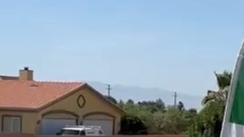 Óscar Humberto López captó en un video el auto desde donde una mujer pronunció insultos raciales.