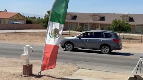 Óscar Humberto López captó en un video el auto desde donde una mujer pronunció insultos raciales.