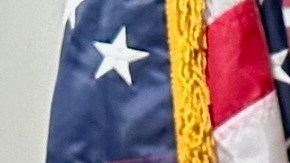 Deysi Vargas sostiene en brazos a su hija Sofia de cuatro años.