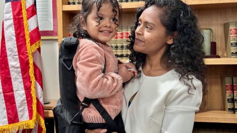 Deysi Vargas sostiene en brazos a su hija Sofia de cuatro años.