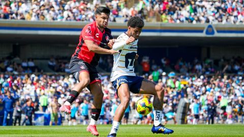 Ciudad de México, 26 de enero de 2025. Eduardo Aguirre y José Caicedo, durante el partido correspondiente a la jornada 3 del torneo Clausura 2025 de la Liga BBVA MX, entre los Pumas de la UNAM y los Rojinegros del Atlas, realizado en el estadio Olímpico Universitario. Foto: Imago7 / Diego Padilla