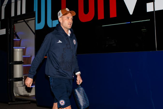 Mazatlán, Sinaloa, 28 de febrero de 2025. Rodolfo Rotondi llegando al estadio, durante el partido correspondiente a la jornada 10 del torneo Clausura 2025 de la Liga BBVA MX, entre los Cañoneros del Mazatlán FC y la Máquina Celeste del Cruz Azul, realizado en el estadio El Encanto. Foto: Imago7 / Diego Padilla