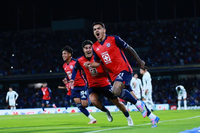 Ciudad de México, 15 de abril de 2025. Gabriel Fernández "Toro" en festejo de gol, durante el partido correspondiente a la jornada 16 del torneo Clausura 2025 de la Liga BBVA MX, entre la Máquina Celeste del Cruz Azul y los Esmeraldas del León, realizado en el Estadio Olímpico Universitario. Foto: Imago7/ Eloísa Sánchez