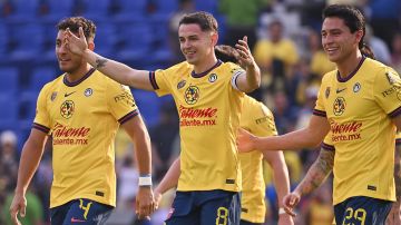 Álvaro Fidalgo (c) celebra un gol con América.