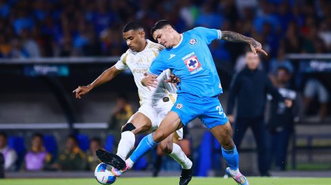 Ciudad de México, 1 de mayo de 2025. Joaquim Pereira y Gabriel Fernández "Toro", durante el partido de vuelta de las Semifinales de la Champions Cup de la CONCACAF 2025, entre la Máquina Celeste del Cruz Azul y los Tigres de la UANL, realizado en el Estadio Olímpico Universitario. Foto: Imago7/ Eloísa Sánchez