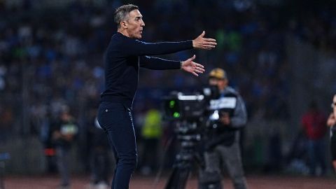 Ciudad de México, 1 de mayo de 2025. Vicente Sánchez,Director Técnico en reclamo, durante el partido de vuelta de las Semifinales de la Champions Cup de la CONCACAF 2025, entre la Máquina Celeste del Cruz Azul y los Tigres de la UANL, realizado en el estadio Olímpico Universitario. Foto: Imago7/ Manlio Contreras