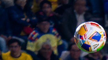 Pachuca, Hidalgo, 7 de mayo de 2025. Henry Martín y Carlos Moreno, durante el partido correspondiente a la ida de los cuartos de final del torneo Clausura 2025 de la Liga BBVA MX, entre los Tuzos del Pachuca y las Águilas del América, realizado en el estadio Hidalgo. Foto: Imago7 / Diego Padilla