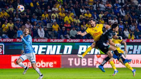 Pachuca, Hidalgo, 7 de mayo de 2025. Henry Martín y Carlos Moreno, durante el partido correspondiente a la ida de los cuartos de final del torneo Clausura 2025 de la Liga BBVA MX, entre los Tuzos del Pachuca y las Águilas del América, realizado en el estadio Hidalgo. Foto: Imago7 / Diego Padilla