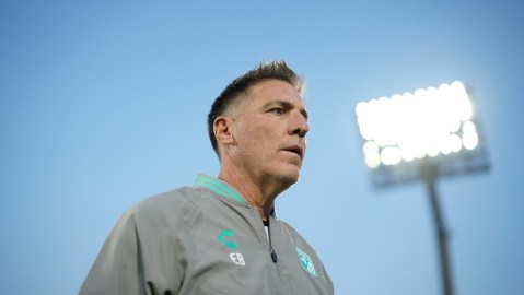Ciudad de México, 11 de mayo de 2025. Eduardo Berizzo, director técnico, durante el partido correspondiente a la vuelta de los Cuartos de Final del torneo Clausura 2025 de la Liga BBVA MX, entre la Máquina Celeste del Cruz Azul y los Esmeraldas del León, realizado en el estadio Olímpico Universitario. Foto: Imago7/ Sebastián Laureano Miranda