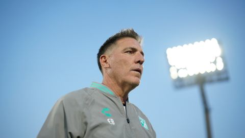 Ciudad de México, 11 de mayo de 2025. Eduardo Berizzo, director técnico, durante el partido correspondiente a la vuelta de los Cuartos de Final del torneo Clausura 2025 de la Liga BBVA MX, entre la Máquina Celeste del Cruz Azul y los Esmeraldas del León, realizado en el estadio Olímpico Universitario. Foto: Imago7/ Sebastián Laureano Miranda