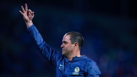 Ciudad de México, 15 de mayo de 2025. André Jardiné, director técnico en conato de bronca con la Afición de Cruz Azul, durante el partido correspondiente a la ida de las Semifinales del torneo Clausura 2025 de la Liga BBVA MX, entre la Máquina Celeste del Cruz Azul y las Águilas del América, realizado en el Estadio Olímpico Universitario. Foto: Imago7/ Eloísa Sánchez