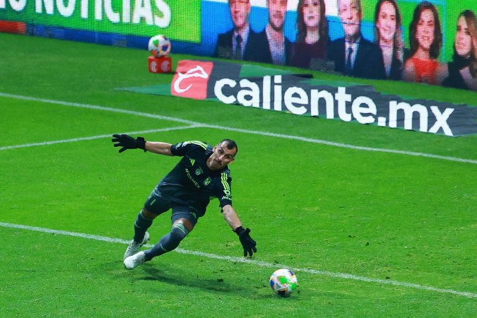 Toluca, Estado de México, 17 de mayo de 2025. Nahuel Guzmán recibe gol, durante el partido correspondiente a la vuelta de las Semifinales del torneo Clausura 2025 de la Liga BBVA MX, entre los Diablos Rojos del Toluca y los Tigres de la UANL, realizado en el estadio Nemesio Diez. Foto: Imago7/ Eloísa Sánchez