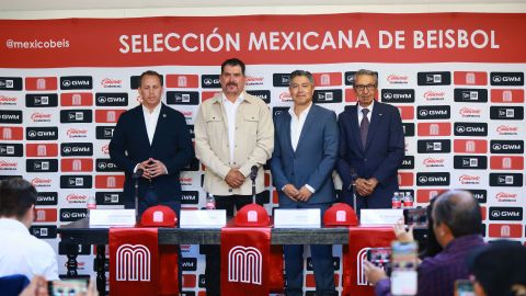 Ciudad de México, 19 de mayo de 2025. Mtro. Horacio de la Vega, presidente del Comité de Selecciones Nacionales, Benjamín Gil, manager de México, Rodrigo López, gerente general de México y el Ing. Enrique Mayorga, presidente de la Federación Mexicana de Béisbol, durante la presentación del gerente general y el manager del equipo de México para el Clásico Mundial de Béisbol, celebrada en la Plaza Reforma Santa Fe. Foto: Imago7/ Eloisa Sánchez