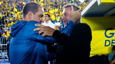 Duelo de entrenadores extranjeros: André Jardiné, director técnico vs. Antonio "Turco" Mohamed.
