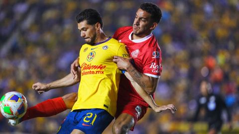 Ciudad de México, 22 de mayo de 2025. Henry Martín y Andres Pereira, durante el partido correspondiente a la ida de la Gran Final del torneo Clausura 2025 de la Liga BBVA MX, entre las Águilas del América y los Diablos Rojos del Toluca, realizado en el estadio Ciudad de los Deportes. Foto: Imago7/ Manlio Contreras