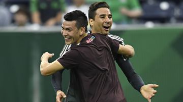 Hirving Lozano (de espaldas) abraza a Guillermo Ochoa.