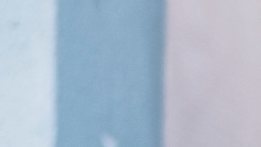 Junior Galindo prepara una pizza en Junior’s Backyard Pizza en el sur centro de Los Angeles.