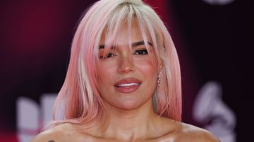 Karol G llega a la 24ª edición anual de los Latin Grammy en Sevilla, España, el jueves 16 de noviembre de 2023. (Foto de Vianney Le Caer/Invision/AP)