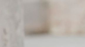 Kim Kardashian, a la izquierda, acompañada por su madre Kris Jenner, sale del Palacio de Justicia tras testificar sobre el robo de millones en joyas ocurrido en su habitación de hotel en París en 2016, el martes 13 de mayo de 2025, en París. (Foto AP/Aurelien Morissard)