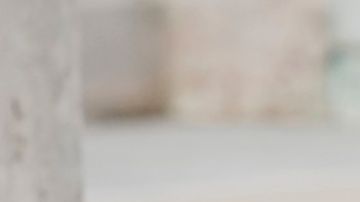 Kim Kardashian, a la izquierda, acompañada por su madre Kris Jenner, sale del Palacio de Justicia tras testificar sobre el robo de millones en joyas ocurrido en su habitación de hotel en París en 2016, el martes 13 de mayo de 2025, en París. (Foto AP/Aurelien Morissard)