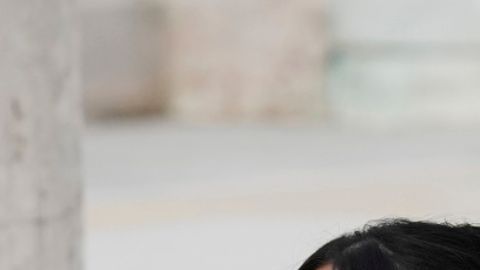 Kim Kardashian, a la izquierda, acompañada por su madre Kris Jenner, sale del Palacio de Justicia tras testificar sobre el robo de millones en joyas ocurrido en su habitación de hotel en París en 2016, el martes 13 de mayo de 2025, en París. (Foto AP/Aurelien Morissard)