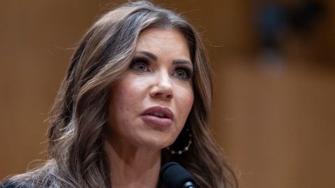 Kristi Noem, secretaria de Seguridad Nacional, acusó a un inmigrante de planear el asesinato del presidente Trump.