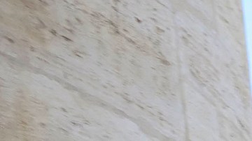 El recién elegido papa León XIV saluda a los fieles reunidos en la Plaza de San Pedro, poco después de su elección, el jueves 8 de mayo de 2025. (Vatican Media vía AP)