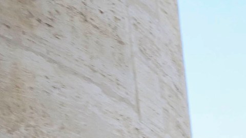 El recién elegido papa León XIV saluda a los fieles reunidos en la Plaza de San Pedro, poco después de su elección, el jueves 8 de mayo de 2025. (Vatican Media vía AP)