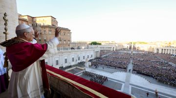 El recién elegido papa León XIV saluda a los fieles reunidos en la Plaza de San Pedro, poco después de su elección, el jueves 8 de mayo de 2025. (Vatican Media vía AP)