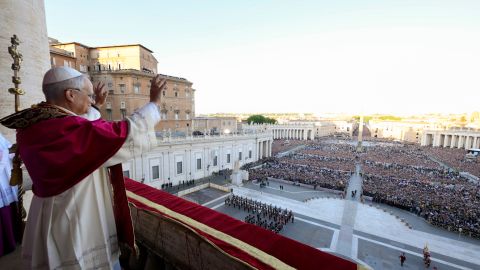 El recién elegido papa León XIV saluda a los fieles reunidos en la Plaza de San Pedro, poco después de su elección, el jueves 8 de mayo de 2025. (Vatican Media vía AP)