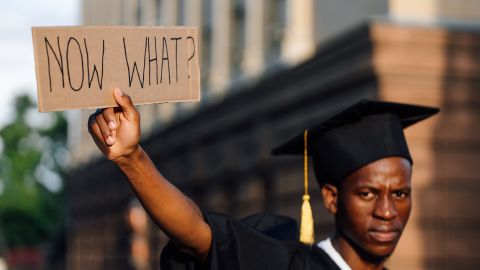 Los jóvenes graduados de los Estados Unidos enfrentan fuertes desafíos en el empleo después de salir de la universidad.