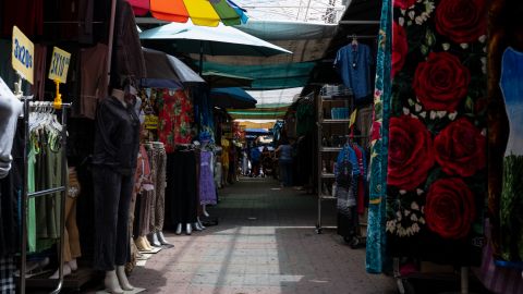 Varios comerciantes en Los Callejones han notado la caída de las ventas en comparación con años anteriores.