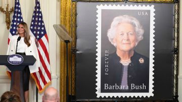 Melania Trump durante la presentación de un sello del Servicio Postal de EE.UU. en honor a la exprimera dama Barbara Bush.