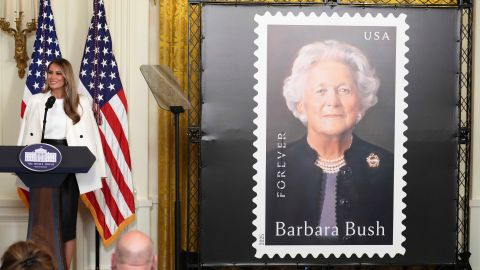 Melania Trump durante la presentación de un sello del Servicio Postal de EE.UU. en honor a la exprimera dama Barbara Bush.