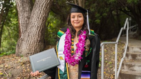 Merced Vélez vence todos los obstáculos y se gradúa de la universidad.
