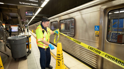 Michael Romero limpia una estación del tren de la Línea B. Desde nuestra entrevista hace pocas semanas, ha recibido un ascenso dentro de la agencia.