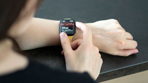 El Apple Watch cuenta con funciones que le permiten detectar cuando la salud del usuario está en riesgo para poder notificar a los servicios de emergencia