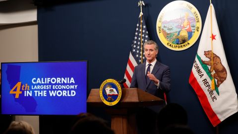 Newsom anunció las restricciones de ayuda estatal a indocumentados al presentar el presupuesto de California.