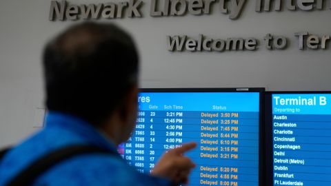La administración Trump revela un plan para modernizar el sistema de control de tráfico aéreo tras la interrupción del aeropuerto de Newark.