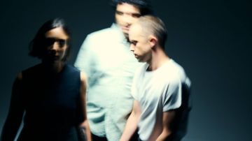 A la banda, conformada por Martín Pérez Roa (sintetizadores), Lorena Pulgar (voz y sintetizadores) y Felipe Zenteno (sintetizadores) y que se formó en Santiago de Chile en 2016. le gusta el goce, el baile y provocar con los sonidos electrónicos
