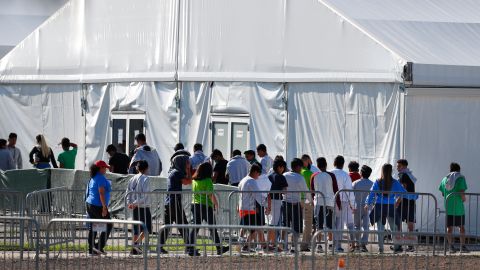 Niños hacen fila para ingresar al Refugio Temporal para Niños No Acompañados de Homestead, Florida, en febrero de 2019.