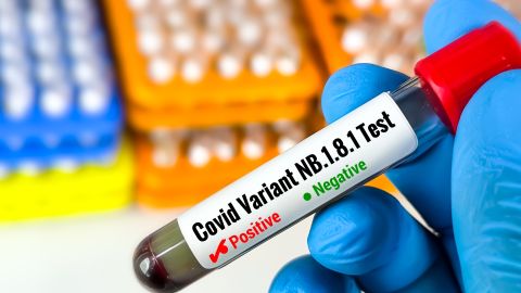 Nueva variante NB.1.8.1 de COVID llega a EE.UU. qué debemos saber