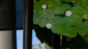 James Avalos y su hija se divierten en un columpió en el Parque Hollenbeck.