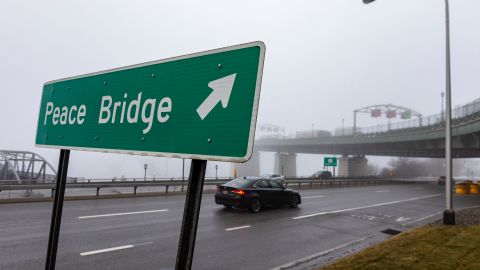 El Peace Bridge es un cruce internacional de peaje que conecta Buffalo, Nueva York, en Estados Unidos, con Fort Erie, Ontario, en Canadá.