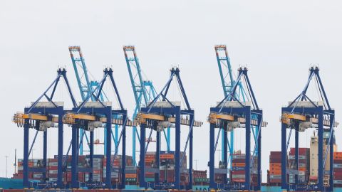 LOS ANGELES (USA), 07/05/2025.- Cargo containers are stacked at the Port of Los Angeles in Los Angeles, California, USA, 06 May 2025. The US President Trump's administration decision to subject imports to a minimum 10 percent tariff has halted roughly a third of the traffic at the port, according to Eugene Seroka, the chief executive officer of the Port of Los Angeles. EFE/EPA/CAROLINE BREHMAN