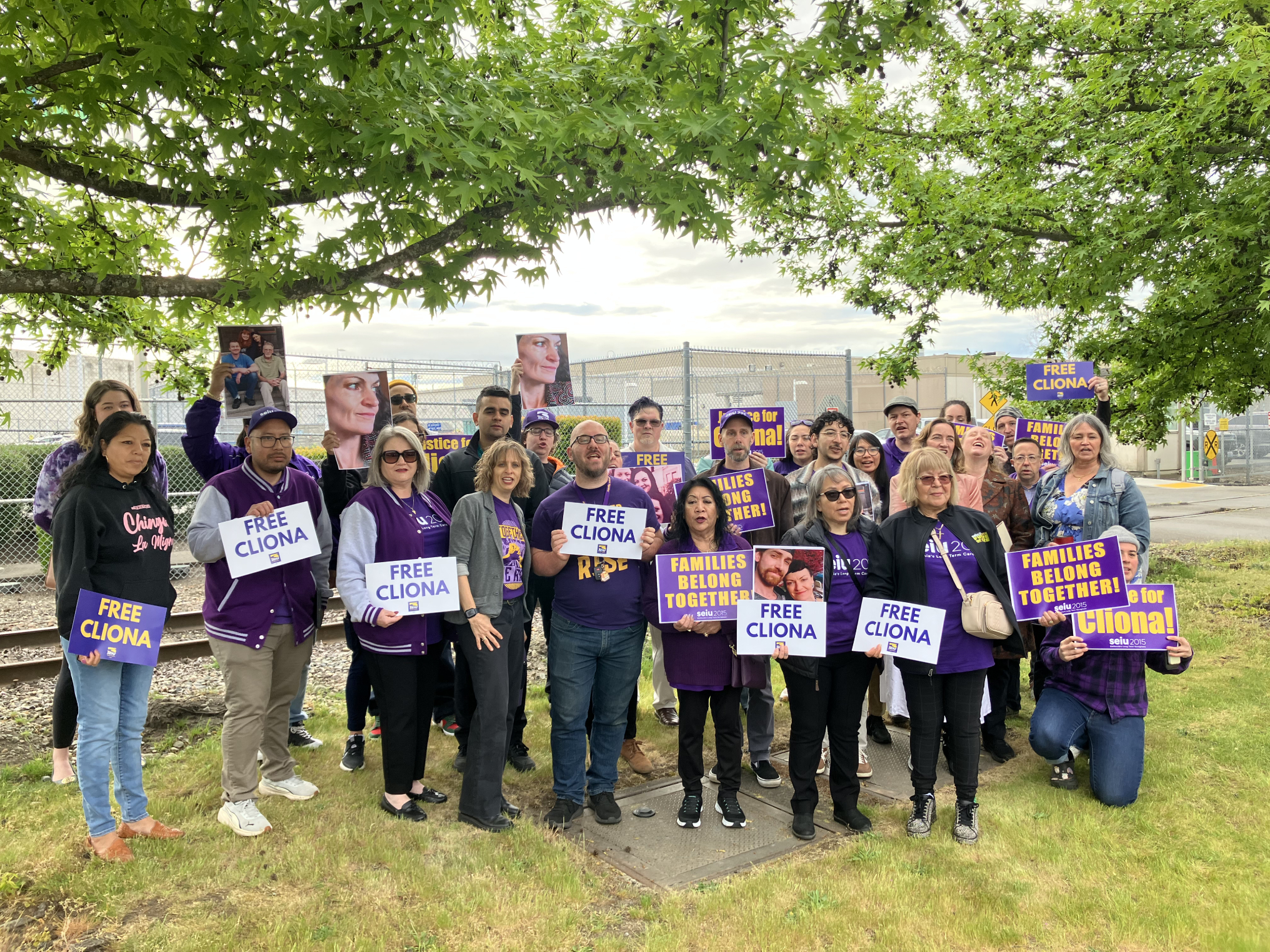 Manifestación frente al Centro de Detención del Noroeste de ICE en Tacoma, pidiendo liberar a Cliona Ward.
